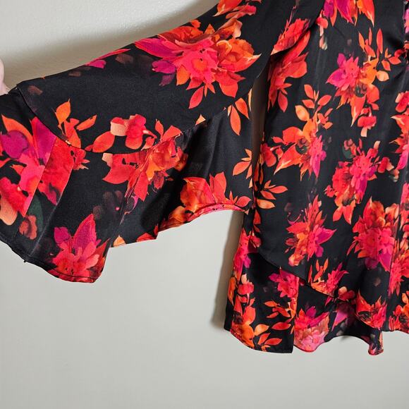 NWOT Vince Camuto Satin Floral Print Blouse Sz Medium - Picture 4 of 11